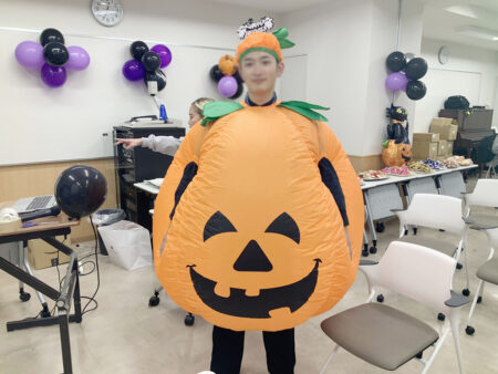 柔道整復学科_ハロウィンイベント_でかいかぼちゃマン